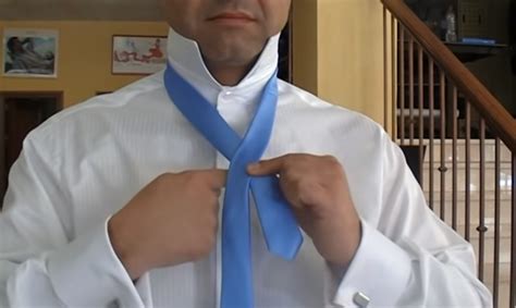 pasos para hacer un nudo de corbata|Nudo de corbata: todos los nudos más famosos y。